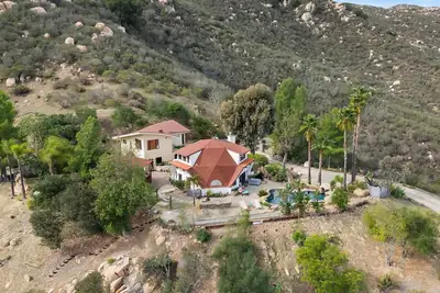 Image de Beso De Cielo: Slow Sip Of Solitude. Custom made abode on top of the mount.