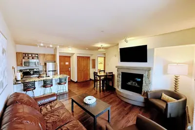 Image de Center of it all – Closest to Gondola, Village Views, Sleeps 4, Full Kitchen