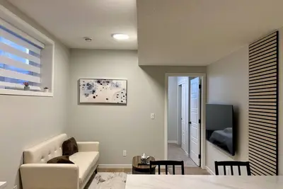 Image de Atya’s Blue Burrow – Cozy Guest Suite in Seton | Smart Tv, Parking, Laundry