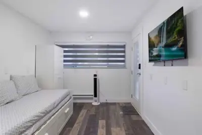 Image de A small studio with a large backyard patio.