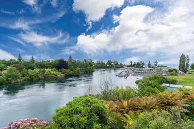 Image de The Pier Taupo - right on the river - private pier & mooring!