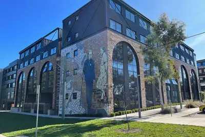 Image de Luxurious 2 Bed + 2 Bath Woolstore apartment