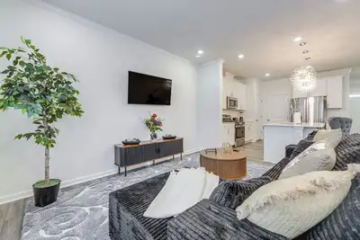 Image de Private Patio! Sleek & Stylish Smithfield Townhome