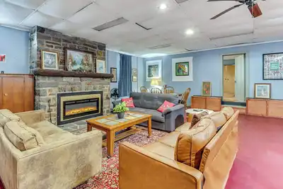 Image de 4 Mi to Mauch Chunk Lake: Spacious Apt w/ Bar!