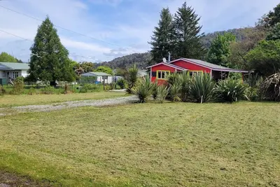 Image de Cosie Miners cottage in historic blackball, surrounded by the Paparoa ranges