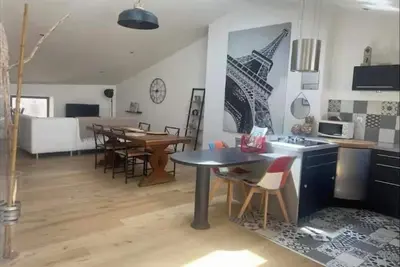 Image de Belle maison de ville avec terrasse et baignoire balneo