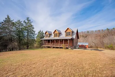 Image de Spacious log cabin with game room, large deck, and a quiet serene location for relaxed family getaways.