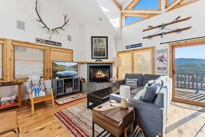 Cozy 2 bedroom, private Ht, mt views, open floor plan