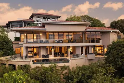 Image de Hillside Haven | Panoramic Views & Infinity Pool