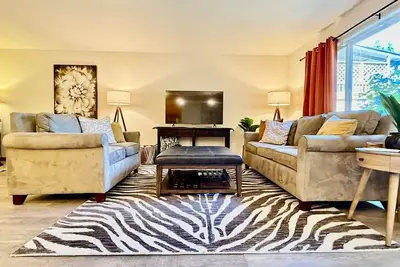 Image de Spacious modern family home with open living, full kitchen, office nook, and private access