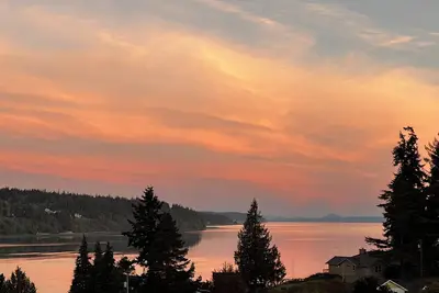 Image de Island Retreat with Sweeping Views; Easy Walk to Town