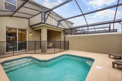 4br Townhome w/ Pool + Themed Bedrooms