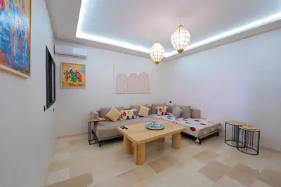 Image de Modern 2br Apartment with Pool • 3 Min to Train Station