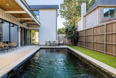 Image de Stunning Modern Farmhouse w/ Pool