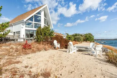 Image de Modern Waterfront Home on a Peninsula in Cold Spring Point Southampton