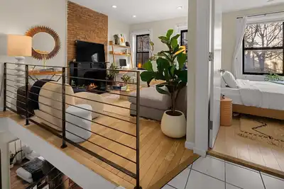 Image de Clinton Duplex by StayHaus | 2br with Private Yard