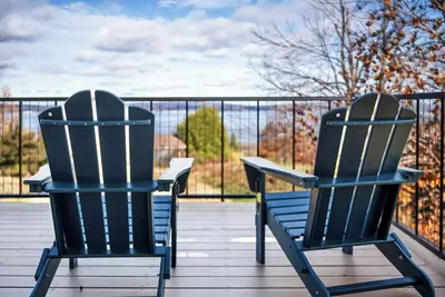 Image de Design-forward Lakeview retreat near Bay Harbor