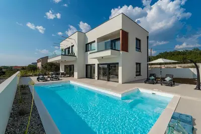 Image de Magnifique maison à Maslenica avec piscine privée, utilisable à l'intérieur.