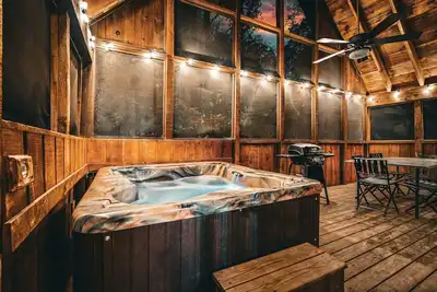 Image de Newly Remodeled! The Forest Nook! Cozy 2 Br Cabin w/Hot Tub, Fire Table & Fp