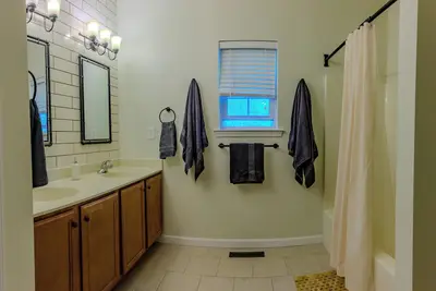 Image de Spacious Masthope Retreat – 4-Bed, 5-Bath, Sleeps 12 + Lake & Resort Amenities