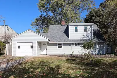 Image de 6-Bedroom Home in Levittown