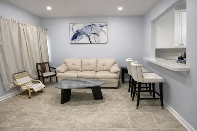Image de 1br Apt Near Parks, Shops & Transit In A Friendly Area