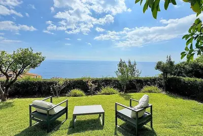 Image de Villa Elidea E: A welcoming two-story cottage which faces the sun and the sea, with Free Wi-Fi.