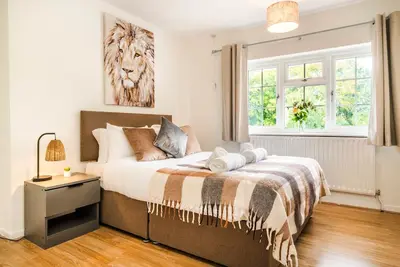 Image de Honeysuckle House · Honeysuckle House 5br Crawley