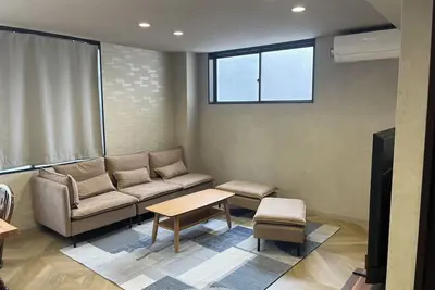 Image de Newly renovated, spacious 70 sq. m. private room with free parking, big screen Tv and kitchen / Ideal for families and groups.