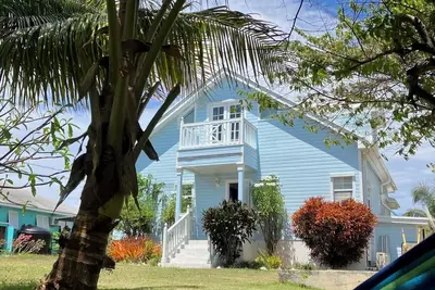 Image de The Blue House, Oceanfront with 4 bedrooms 2 bath sleeps 10 in beds, water access