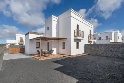 Image de Casa Fama : Vue sur la montagne, terrasse privée et Wi-Fi à Yaiza