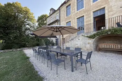 Image de Demeure élégante XVIIIᵉ siècle au sommet du village médiéval