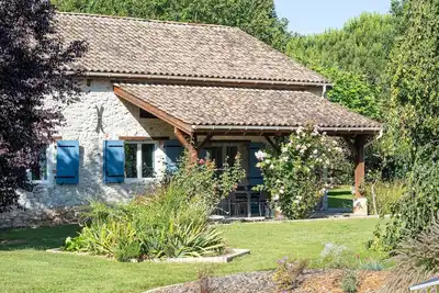 Image de Gîte 'Cœur des Ondes - Coquelicot' avec terrasse privée et jardin commun