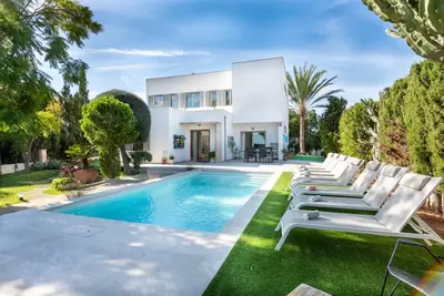 Image de Maison de vacances « Spacieuse Villa avec Jardin près de la mer » avec piscine privée, Wi-Fi et climatisation