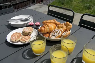 Image de Modernised home 5 minutes from Newborough Beach - Pas the Keys