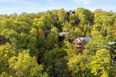Image de 4br Cabin for 8 w/ Game Room & Hot Tub Haven!