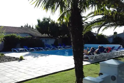 Image de Maison de vacances « Le Repos Marin » avec piscine partagée, terrasse privée et jardin commun