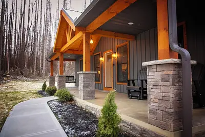 Image de Cozy but modern retreat in Amish Country with hot tub, game room, and Starlink