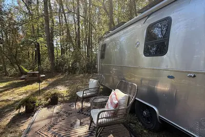 Image de Gorgeously Unique Off Grid Waterfront Airstream Sleeps 4 in Benson