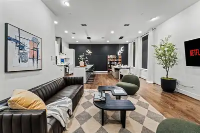 Image de New Luxury Downtown Dallas Skyline View Rooftop + MiniGolf + Firepit + WorldCup