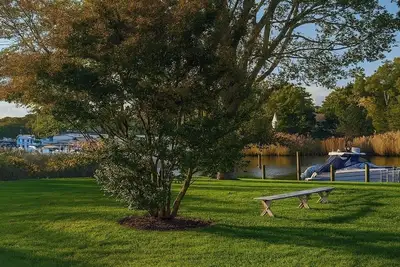 Image de Cozy 2-bedroom home with a private dock overlooks the serene view of James Creek