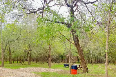 Image de Site 3 Private camp power @ site w/ Hot Showers & Potty In Community Bathhouse