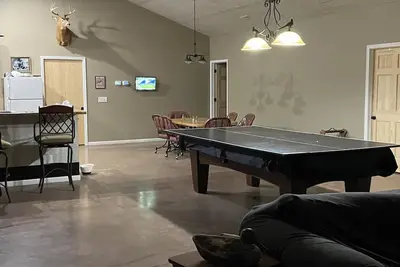 Image de Family Retreat with pond, pool table and double bunks.