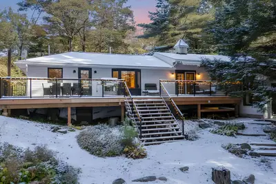 Image de Muskoka Waterfront Cottage Retreat: Dock & Firepit