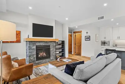 Image de Cosy and Chic | Mountain Condo