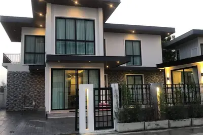 Image de luxury  5-bedroom private pool villa-modern, spacious holiday stay for group.