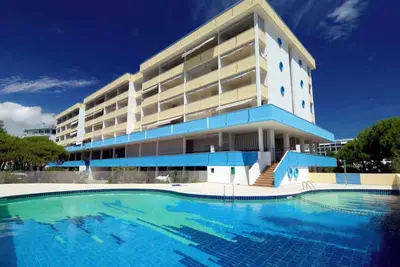 Image de Appartement de vacances avec climatisation, balcon et piscine