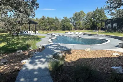 Image de RocknRoll Ranch a resort in Brenham, Tx features an 85-foot guitar-shaped pool