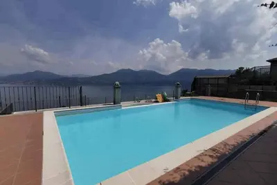 Image de Appartement de vacances avec balcon avec vue latérale sur le lac