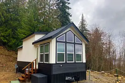 Image de New and modern tinyhome with lake views, 10 min drive to Lake Pend Oreille, wifi
